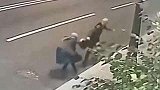 俄罗斯：老奶奶街头遭抢劫，死死抱住手包逼走劫匪