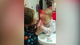 萌宝吃手被妈妈制止了，哥哥想要亲萌宝，被避开了好萌呀！