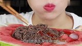 美女吃趣味美食西瓜拌爆辣冷面，网友这次真馋了