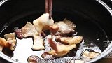 【五花肉炖土豆】2个土豆加1块五花肉，简单一做太下饭了！