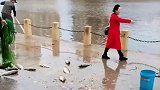 女子阻止大叔捕放生鱼