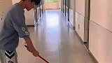 瞧给孩子吓得，头上毛都立起来了