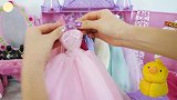 芭比娃娃在城堡摆摊卖裙子，有你喜欢的吗？