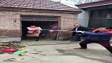 农村夫妻拔河比赛，不料老丈人暗中使坏，女婿倒霉了