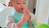 小宝宝第一次用筷子吃饭，感觉好新鲜的样子，吃得那叫个香啊