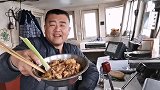 渔民海上吃啥好东西？一口小尾鱼一口大葱