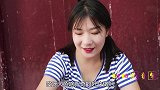 小伙伴一起玩雪花片，田田做了一朵小花，没想妹妹却做了一只孔雀