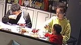 宝宝不吃饭，爸爸一站起来立马怂