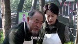 大妈忘了收单子被顾客抱怨，大爷替她解围