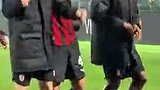 19轮不败！AC米兰球员们的赛后谢场环节！