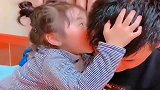 不愧是爸爸的小情人，每天都和爸爸这样亲热，看得为娘都吃醋了！