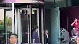 当洪明甫出来时，球迷大声要求他辞职，但洪明甫看了一眼便直接走了