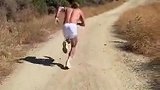 狠人！哈兰德在山路上赤膊拉练