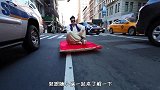 美国街头出现神奇一幕，男子坐在魔毯上飞，路人看后表示惊艳