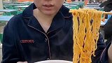 大学食堂的煮方便面，14.6元一份不便宜啊大学食堂方便面