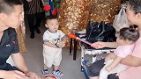 宝宝本想欺负妹妹，不料看见二姨夫吓成这样，太可怜了！