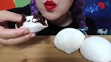 美女试吃草莓雪媚娘、棉花糖雪球蛋糕