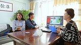 小两口吵架闹离婚，看到办事人员的反应后，媳妇说啥也不离了