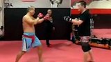 MMA选手VS传统武术，一口气打了两个，竟然还疯狂补拳