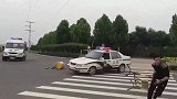 这是在拍什么电影呢，警察都出动了，网友：真是好精彩啊！
