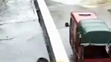 这就是母爱的速度！在女儿有危险时，第一时间冲上去！母爱的本能 惊魂一刻