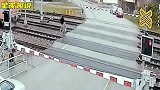 横跨轨道！这个女人确定不是送死？下一秒她将终生难忘！
