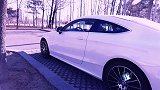 奔驰跑车在山路上遭遇宝马摩托车会发生什么