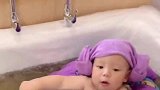 阿姨给小宝宝洗澡，这个小家伙好可爱，全程都好享受的样子！