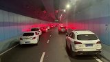 震撼！四川消防车出警被堵隧道 百辆车上演“教科书式”让道