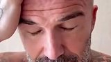 强者发型！贝克汉姆的头发被剃光了