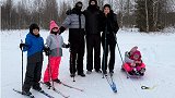 幸福！乔治娜晒全家福 一家七口在北极滑雪