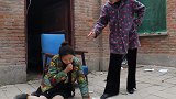 婆婆嫌弃儿媳是外地媳妇，竟把她扔到野外，儿子回来做法解气