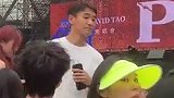 韦世豪与妻子观看陶喆演唱会