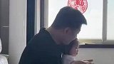 爸爸唱歌向女儿表白,女儿表情可爱