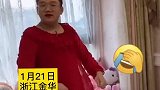 爸爸穿蕾丝睡衣客串妈妈跳舞哄娃