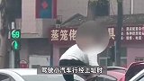 现场曝光！男子追尾后情绪失控当街持千斤顶打砸车辆，警方通报