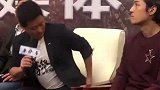 真逗！吴京采访中谢楠突然打电话过来，一旁的胡歌立马抢着接听