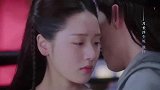 李谦很心疼李明月受伤了，主动帮李明月包扎伤口说很快就好了