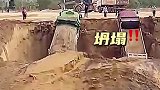 渣土车出意外，坍塌了