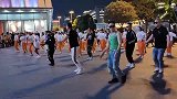 四川成都3男子跳广场舞，女士们吓得面红耳赤，背景音乐真好听