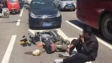 甘肃一外卖员横穿马路被撞 司机垫付3千医药费遭家属怼