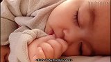 这是我家宝宝最喜欢的睡觉动作，看她熟睡的样子不忍心打扰