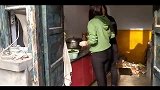 姐妹俩在家做美食，出锅先让奶奶尝尝鲜，馋的婆婆大口吃哩香