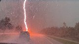 女子驾车突遇闪电劈来 一道火红亮光轰隆掷地