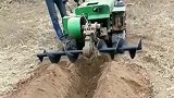 自动翻土机太牛了，有了这机器，以后农民伯伯轻松好多了！
