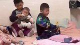 两个哥哥陪妹妹一起玩耍