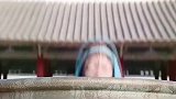 女孩玩跳水坑意外穿越了，最后依靠数理化知识，救了自己一命