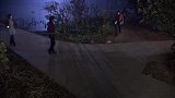 工人们等了包金旺一整天，众人做饭招待他们