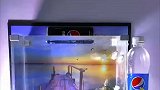 男子用鱼缸混养鱼龟，乌龟换口气太累