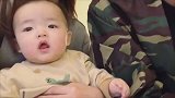 爸爸对着小宝宝亲个不停，结果宝宝又生气又想笑，太逗了！